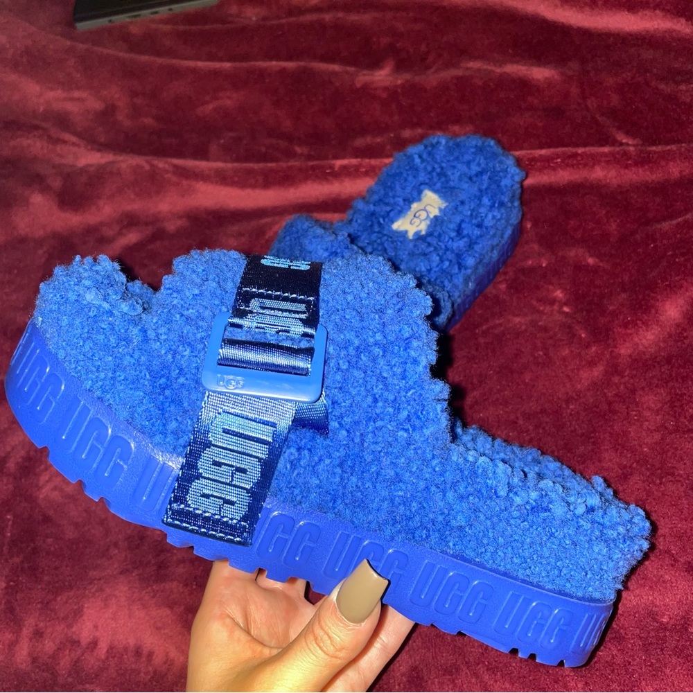 NEW. UGG Slippers (6W)